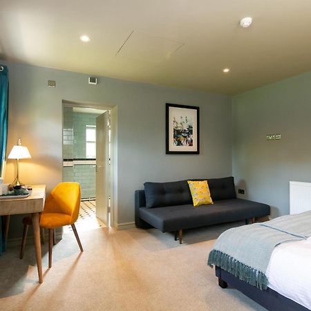 Bed and Breakfast The Cowdray Arms Worth  Exterior foto