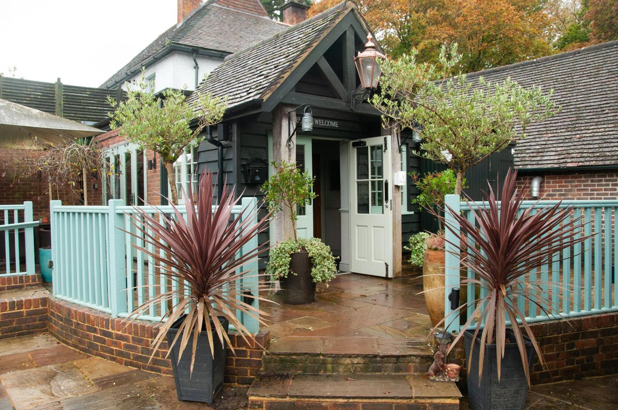 Bed and Breakfast The Cowdray Arms Worth  Exterior foto